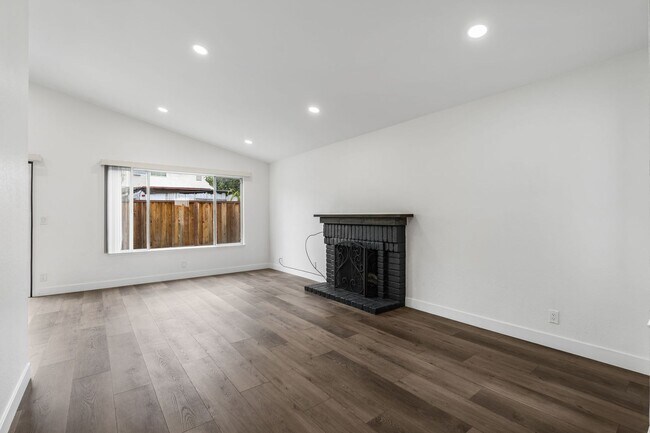Building Photo - Just Renovated: Stunning 3-Bedroom, 2-Bath...