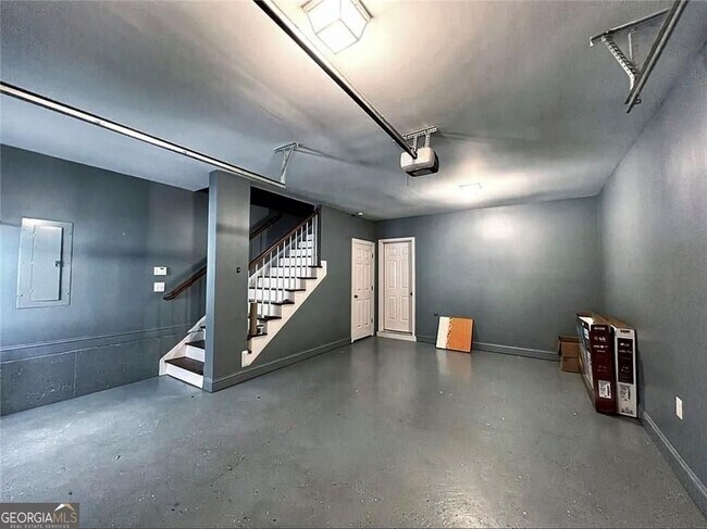 Building Photo - 634 Irwin St NE