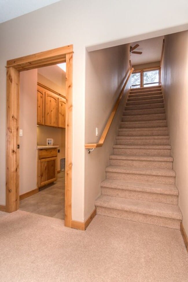 Building Photo - Award-winning, custom-built home in the highly-desired Cascade View Estates