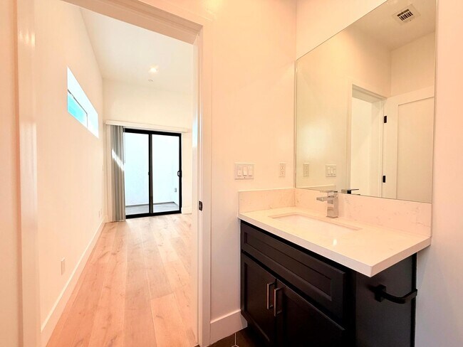 Building Photo - Beautiful Modern Luxury 4 Story Townhome - 4 bed - 3.5 bath with Rooftop Deck in Silver Lake