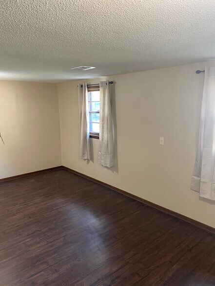 Mid level Living Room - 1309 Sw Lynn Dr.