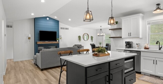 Building Photo - Furnished Home with Modern Amenities in Williamsburg