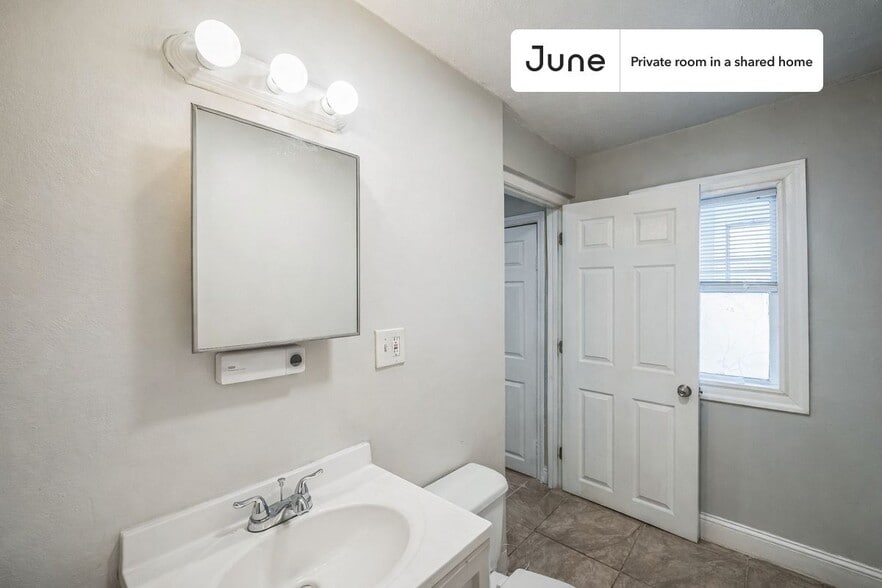 Building Photo - Room in Shared 4 bed/2 bath home