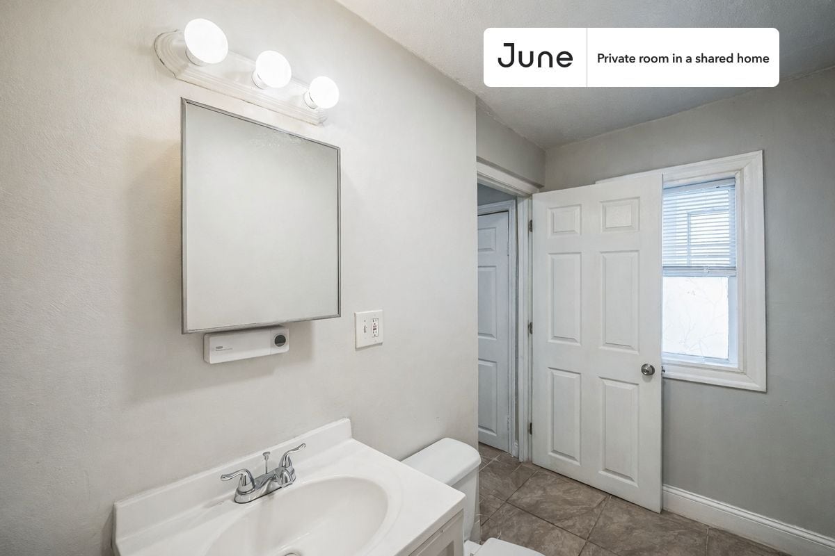 Building Photo - Room in Shared 4 bed/2 bath home in East Cambridge