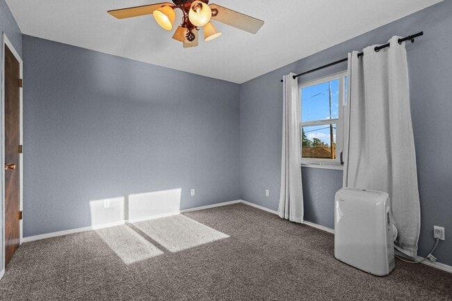 Building Photo - Large Family Home