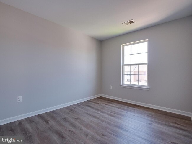 Lower Level Room 1 - 22985 Whitehall Ter