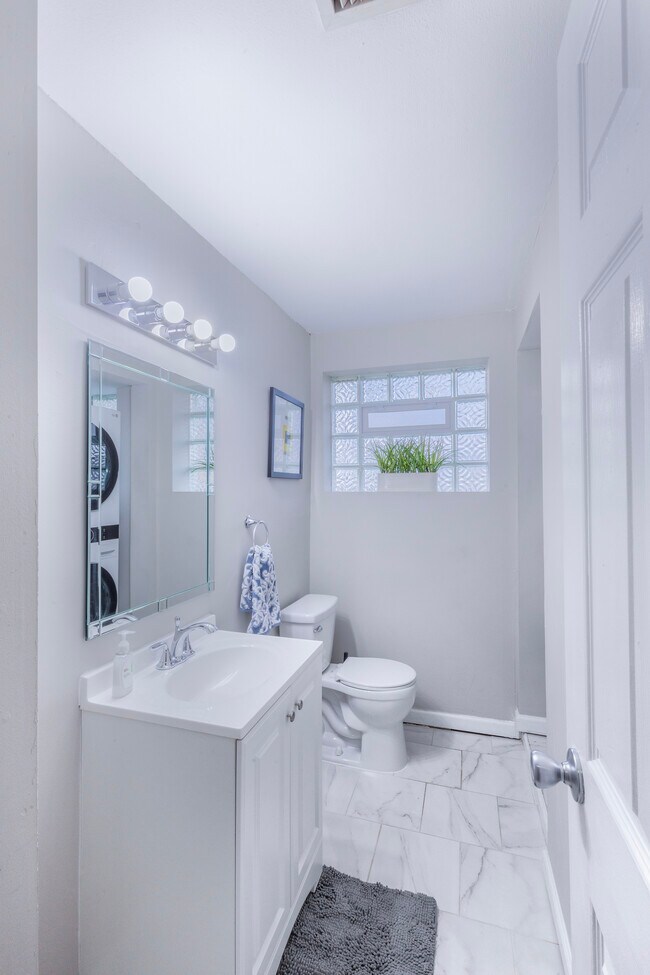 Building Photo - 7739 Peach Tree Ln