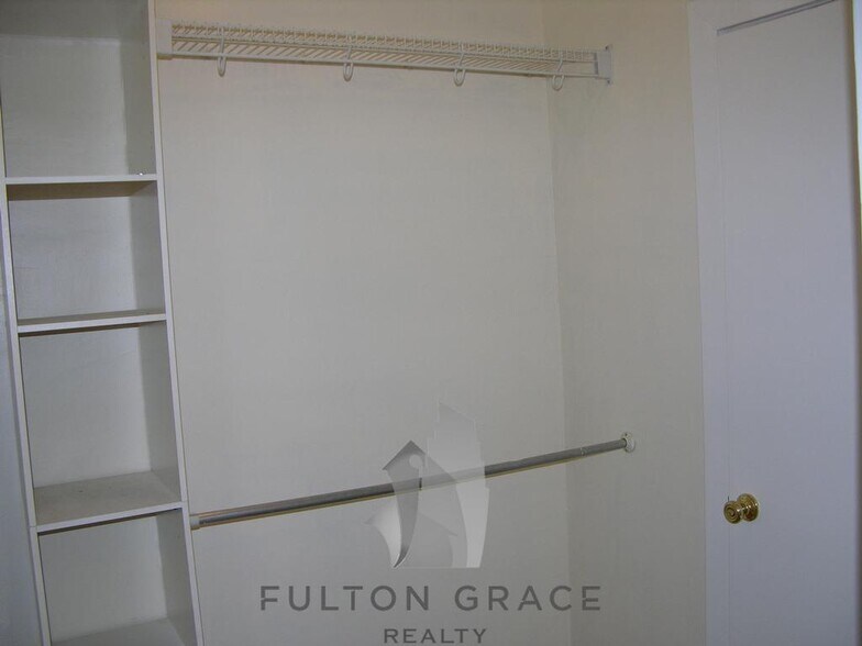 Building Photo - 4527 N Malden St