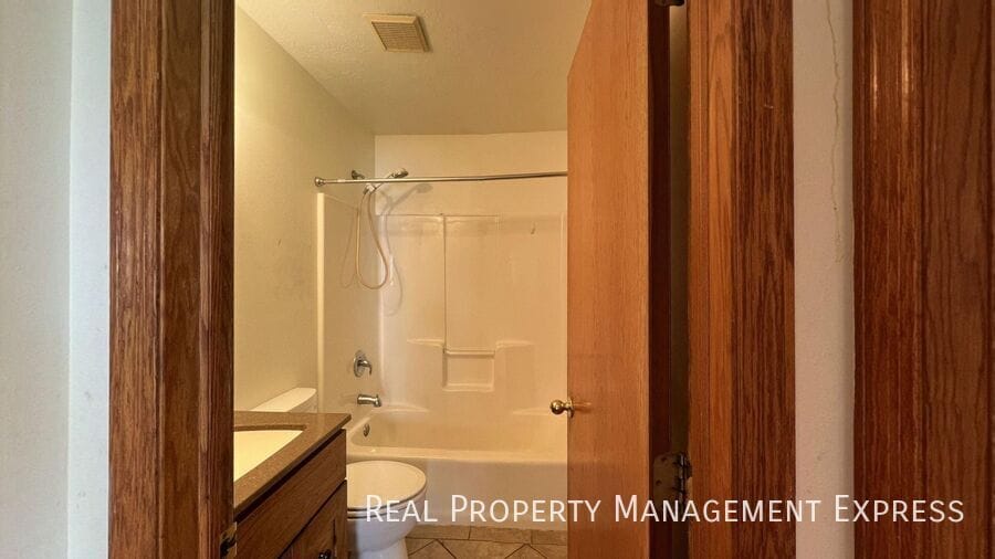 Building Photo - Charming 2 Bedroom 2 Bathroom Centrally Lo...
