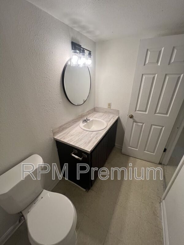 Building Photo - 2150 N Sherwood Forest Dr