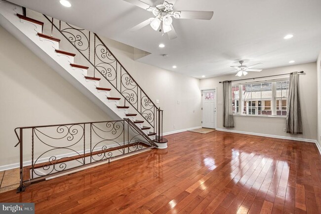 Building Photo - 2533 S Rosewood St