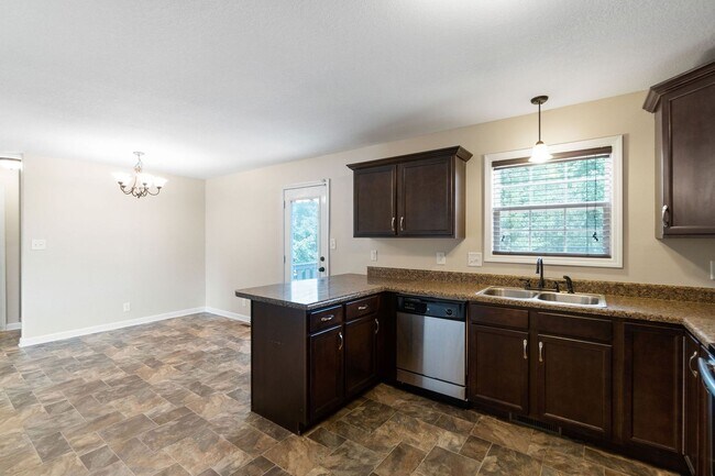 Building Photo - Large home in Hazelwood Area