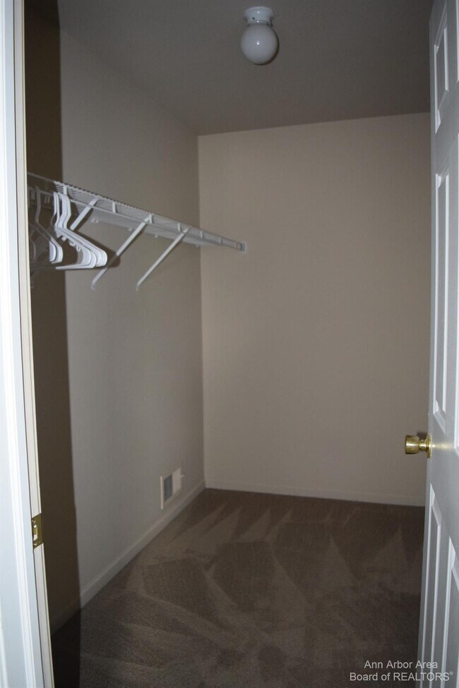 Building Photo - 8549 Hawthorn Hill