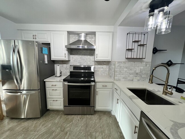 Building Photo - Newly Renovated 4 BR/3.5 BA Townhome in Su...