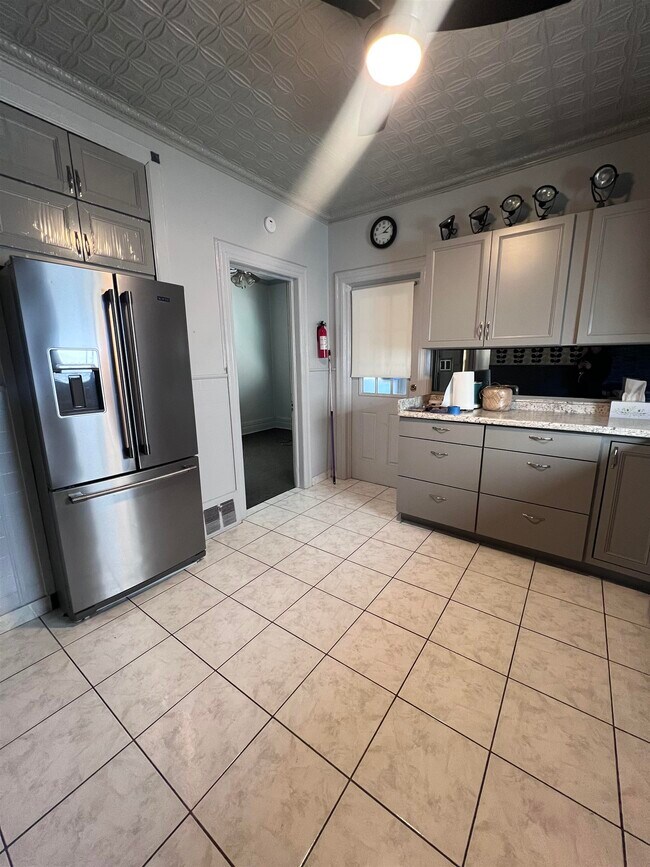 Building Photo - 94 W 46th St