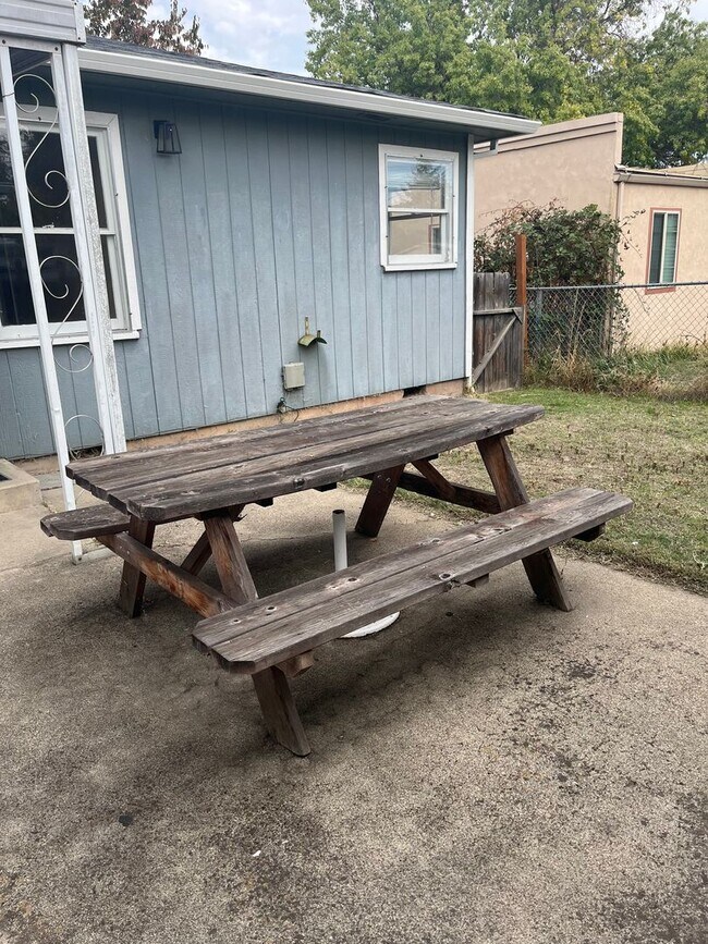 Building Photo - Medford 2 Bedroom, 1 bath Duplex with Fenc...