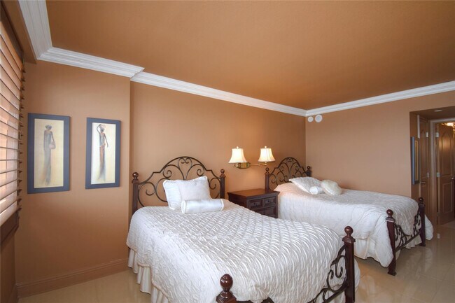 Building Photo - 1012 N Ocean Blvd