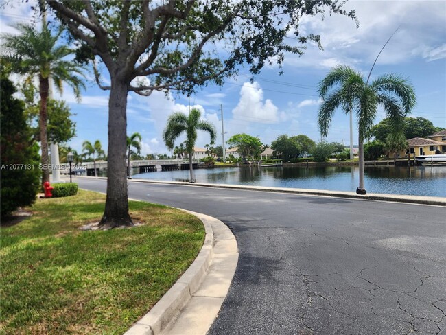 Building Photo - 160 Cypress Club Dr