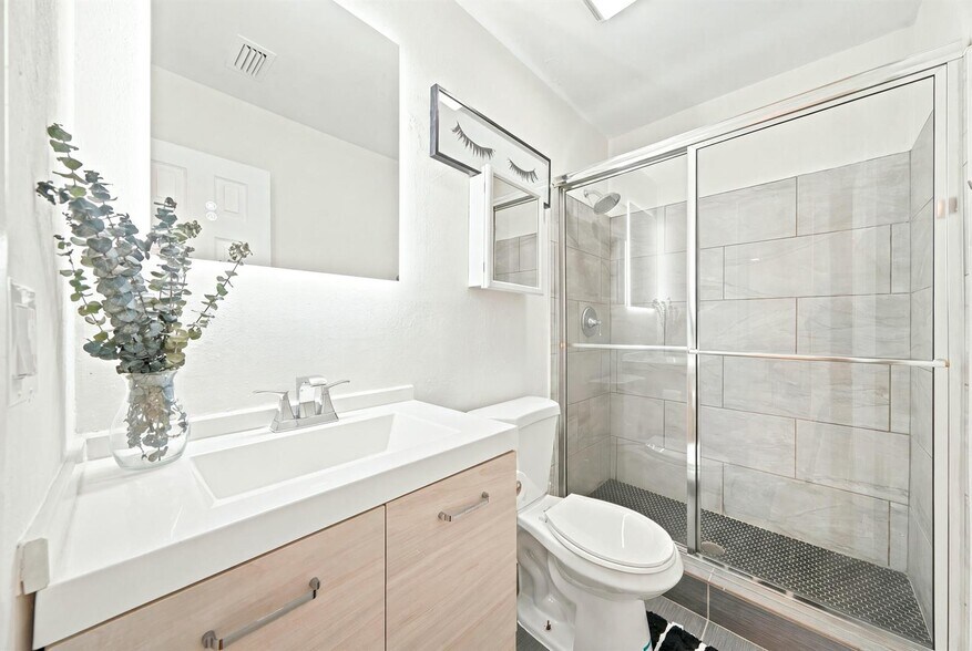 Building Photo - 8026 SW 20th Ct