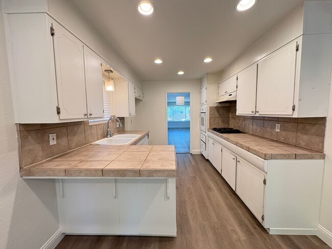 Building Photo - Beautiful 3 Bed, 2 Bath Home in a Desirabl...