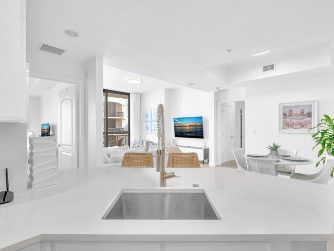 Building Photo - 801 S Olive Ave