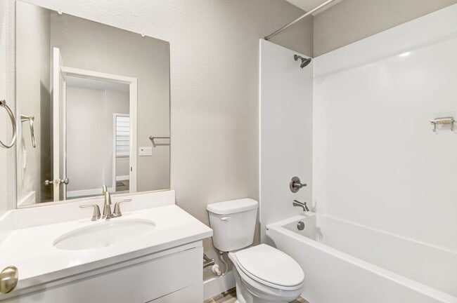 Building Photo - Move-In Special! Beautiful Alkali Flat Rental!