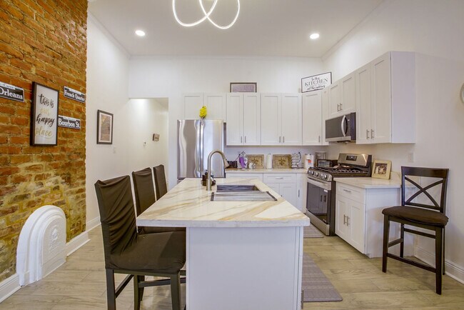 Building Photo - 2709 Baronne St
