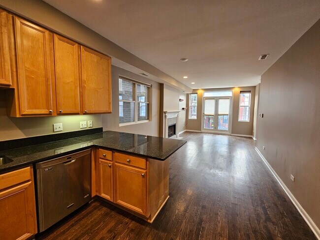 Building Photo - 1069 N Marshfield Ave