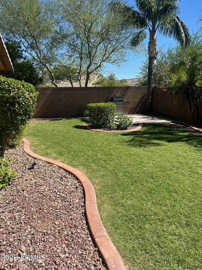 Building Photo - 2213 W Madre Del Oro Dr