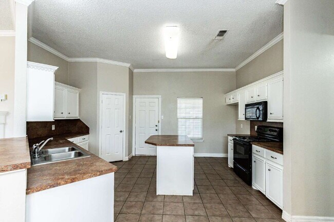 Building Photo - 3 bedroom 3 Bath House plus office