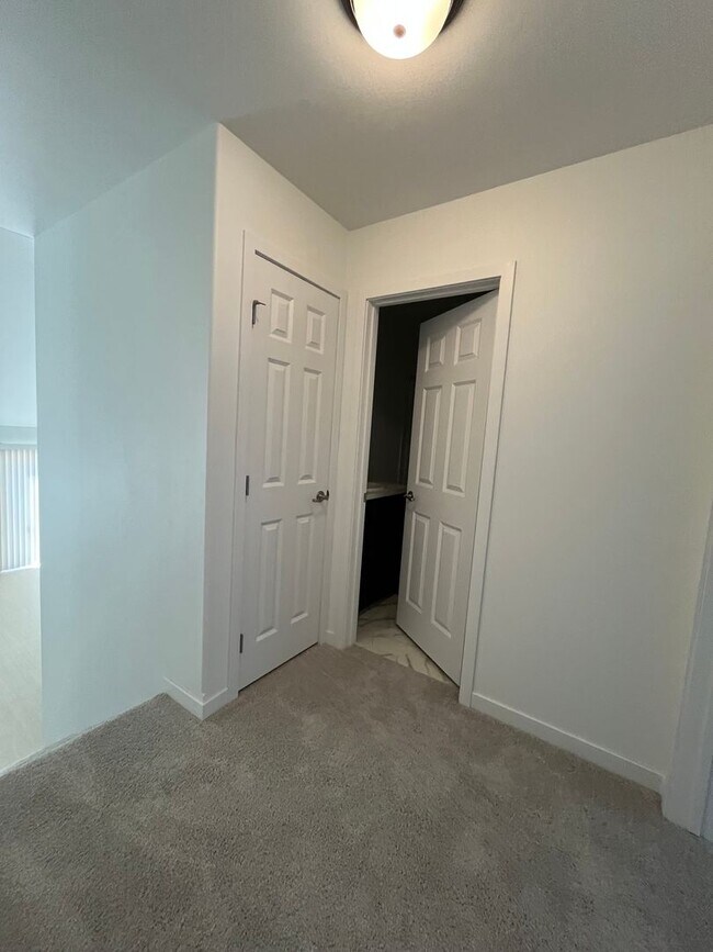 Building Photo - 3 Bed 3 Bath Townhome