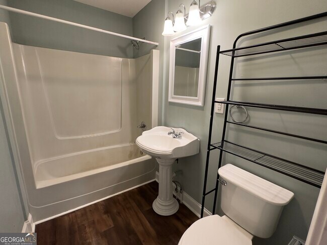 Building Photo - 10 Church St