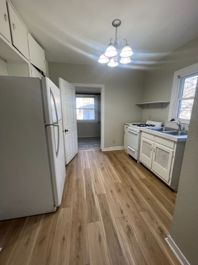 Building Photo - 3 Bedroom 2 Bathroom Home 1/2 OFF FIRST MO...