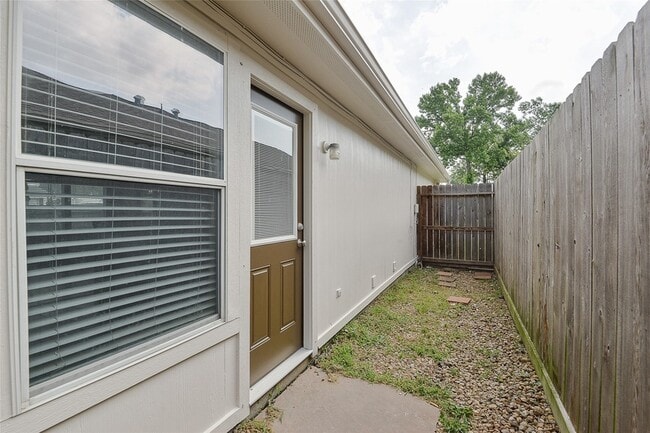 Building Photo - 24415 Strong Pine Dr