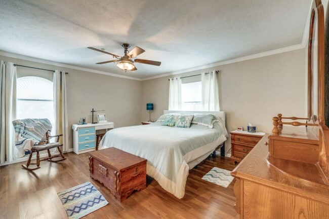 Building Photo - 3614 Pinoak Dr