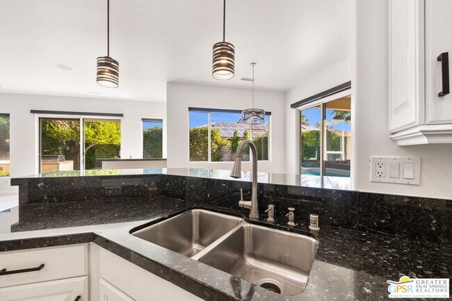 Building Photo - 4 Hillcrest Dr