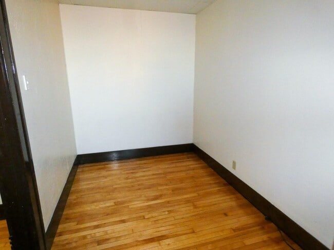 Building Photo - 15 E Main St