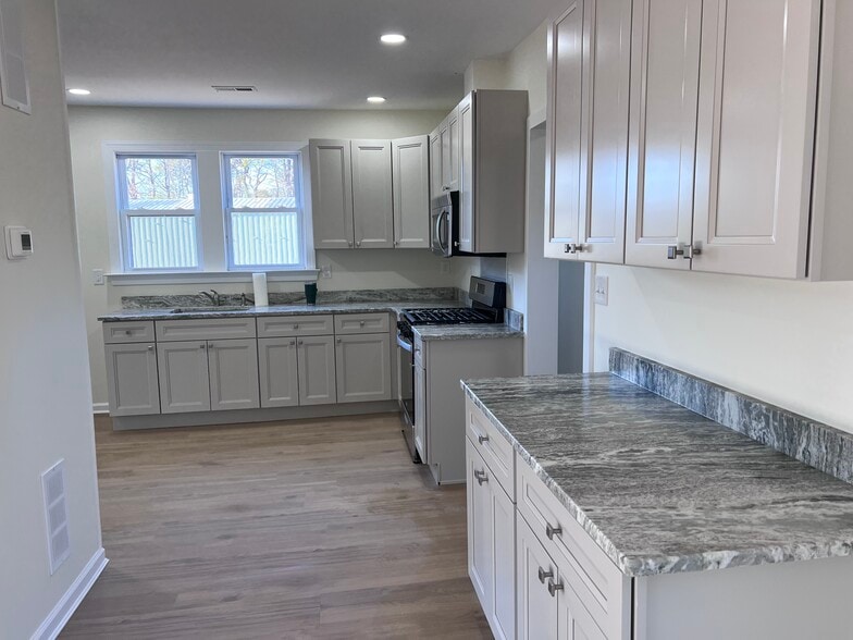 Building Photo - 707 Tuckahoe Rd