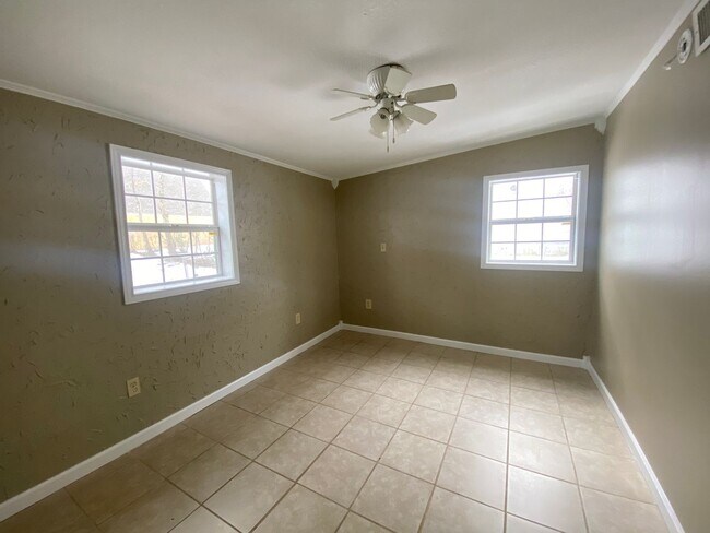 Building Photo - 733 Parkview St