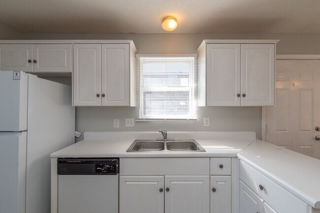 Building Photo - Delightful Pepperidge Home with Fireplace & Large Backyard