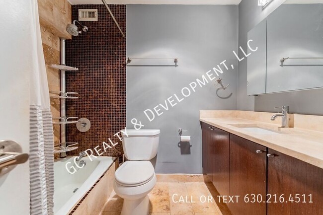 Building Photo - *** 2 WEEKS FREE RENT / EDGEWATER PLAZA / ...