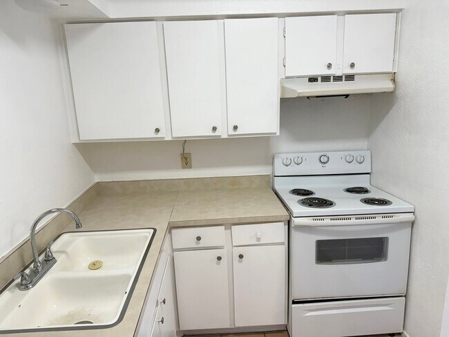 Building Photo - 5321 Pinewilde Dr