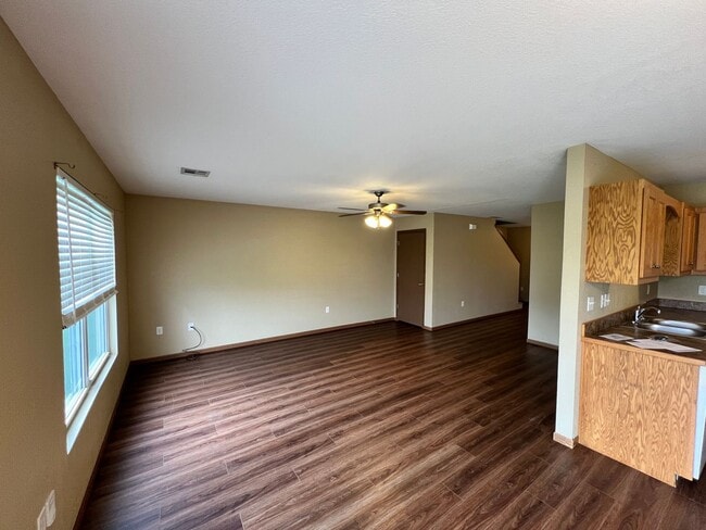 Building Photo - Welcome Home – Beautiful 4 Bed / 2.5 Bath ...