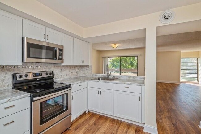 Building Photo - 8860 SW 123rd Ct