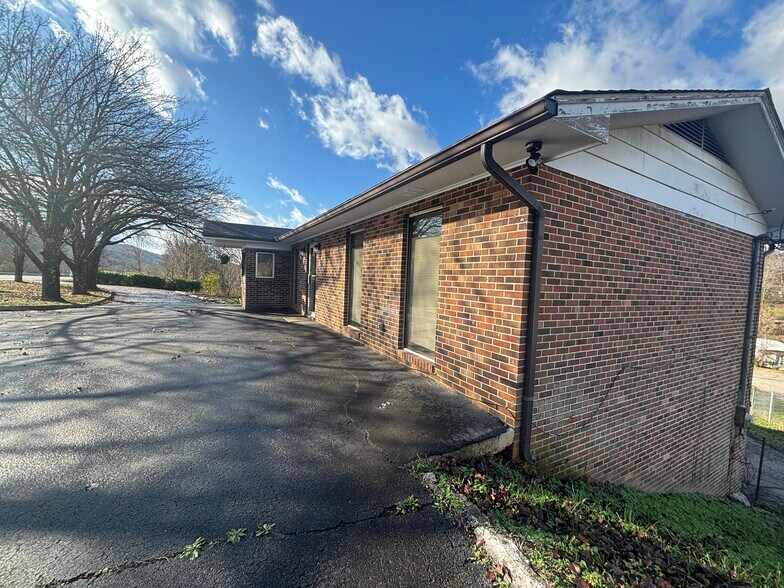 Ample parking in front - 2643 Lake City Hwy