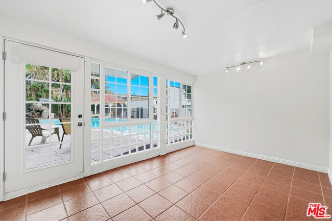 Building Photo - 2132 Cove Ave