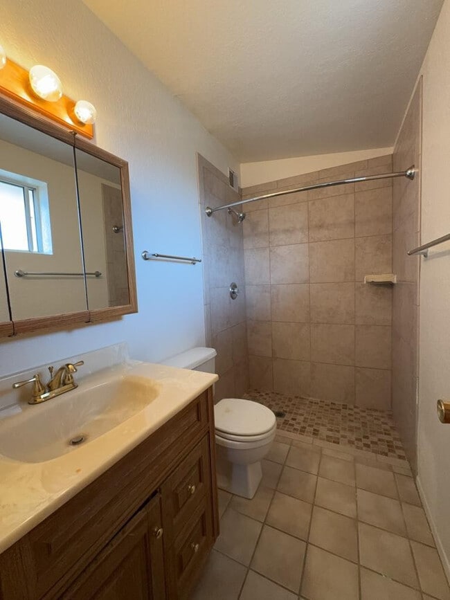 Building Photo - 3733 Sparrow Dr