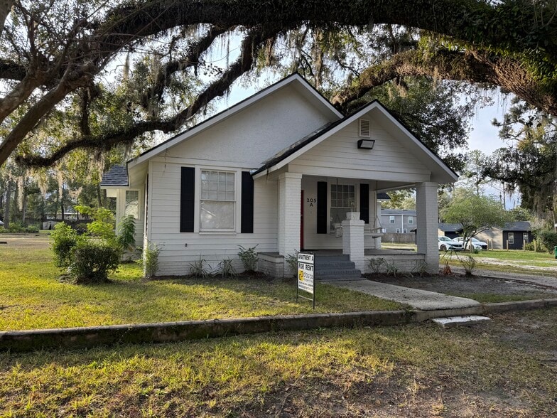 Building Photo - 205 W Ann St