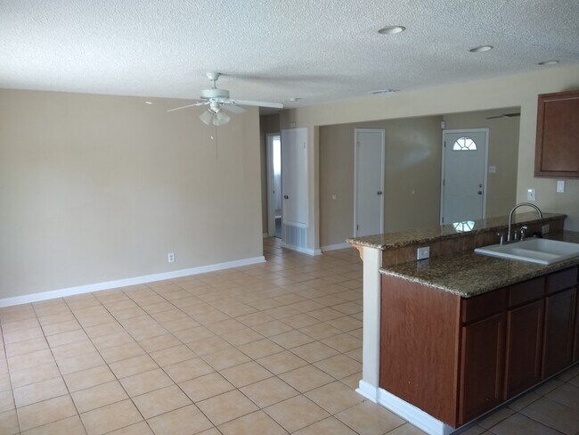 Building Photo - 511 Solar Dr