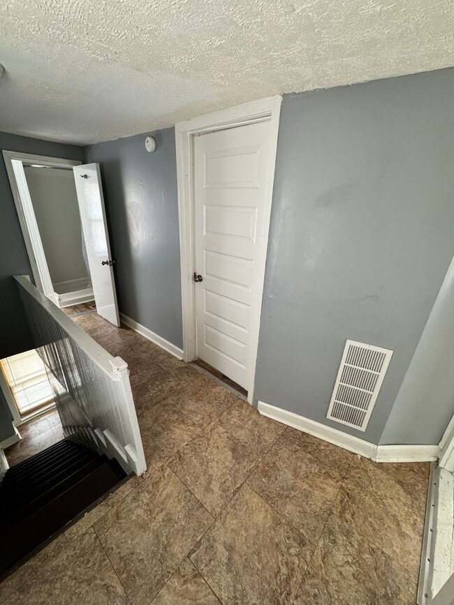 Building Photo - 3 bedroom 2 bath house